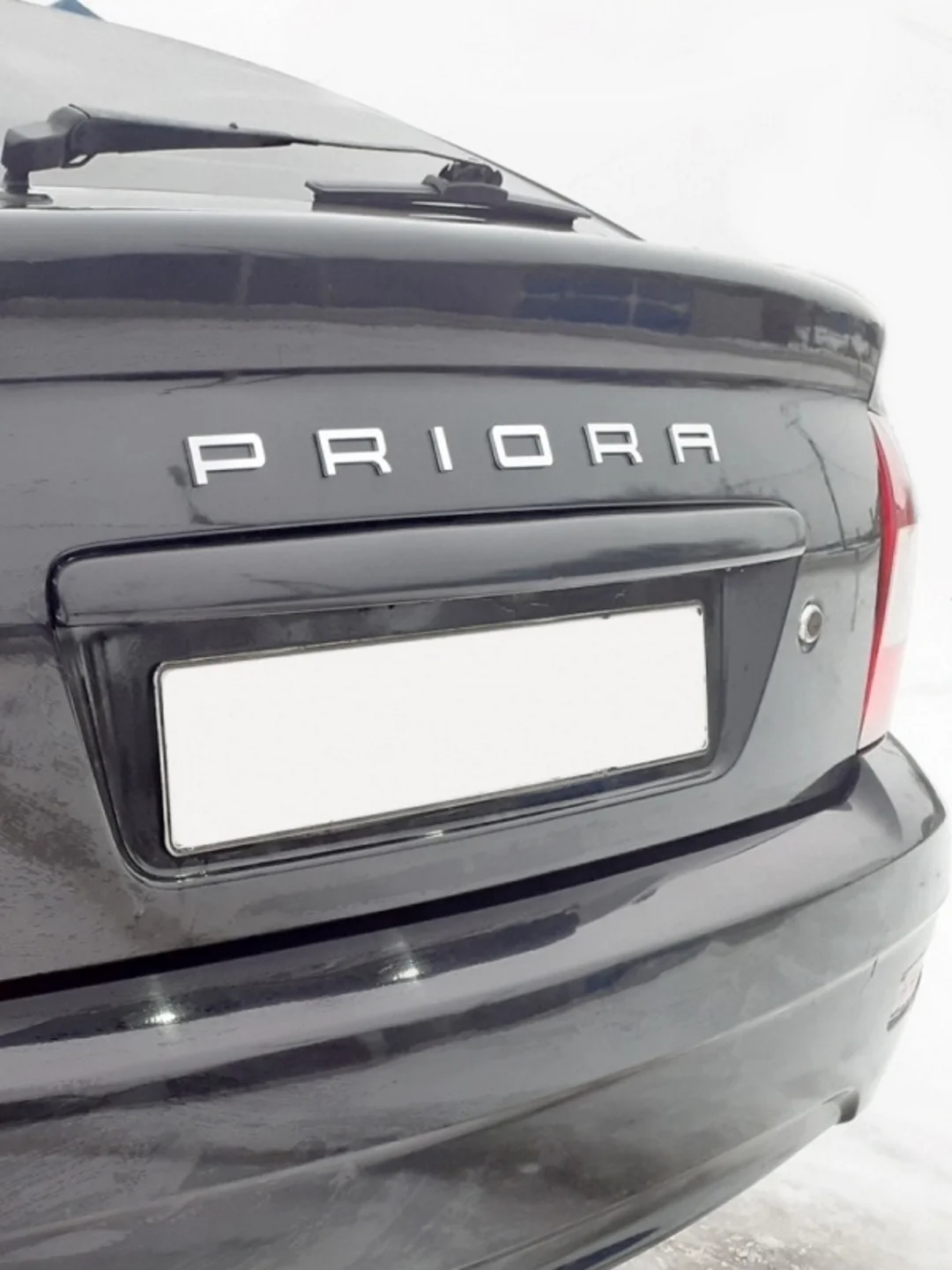 Серый металлик орнамент-шильдик на багажник Lada Granta PRIORA