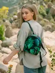 Зеленый мини рюкзак женский на лето с принтом