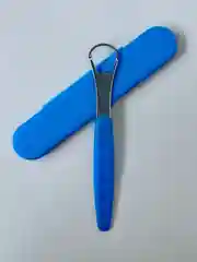 Белый скребок для чистки языка металлический в футляре