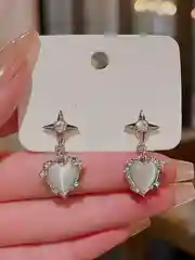 Белый женские серьги - подвески в виде сердца