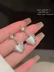 Белый женские серьги - подвески в виде сердца