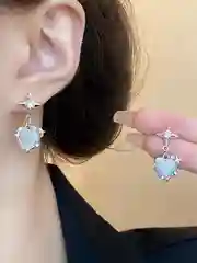 Белый женские серьги - подвески в виде сердца