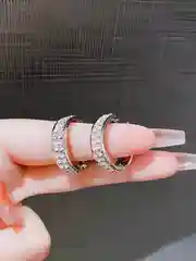 Серебряный женские серьги - кольца со стразами