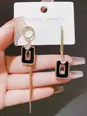 Черный женские ассиметричные серьги - подвески