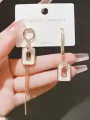 Белый женские ассиметричные серьги - подвески