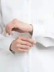 Белый костюм двойка женский: рубашка и шорты