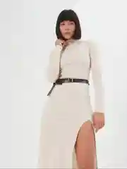 Белый платье трикотажное с поясом