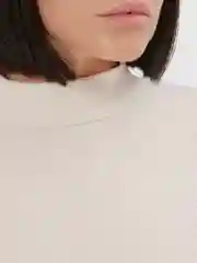 Белый платье трикотажное с поясом