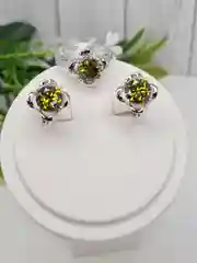 Зеленый комплект украшений Серьги и кольцо с крупным камнем