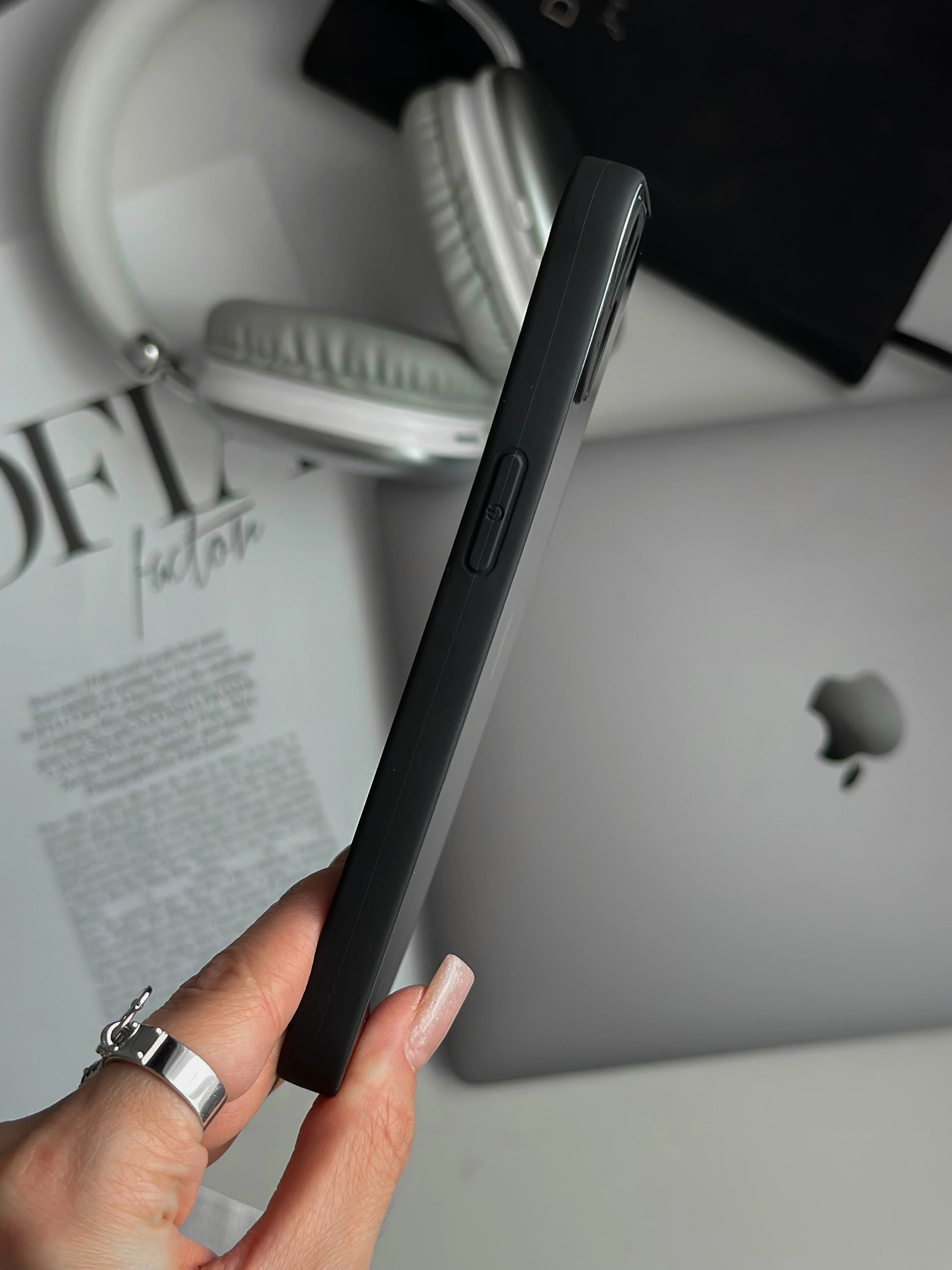 Черный чехол для iPhone 13, со стеклянной панелью и защитой камеры