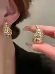 Женские серьги - капли в виде ракушки