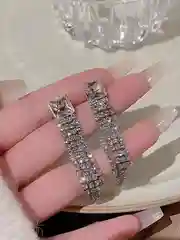 Женские серьги - кисточки со стразами