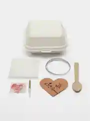 Белый коробка под бенто-торт со свечкой, ложкой, бумагой, открыткой, наклейкой и лентой