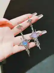 Женские готические серьги - подвески в виде креста с "Лунным камнем"