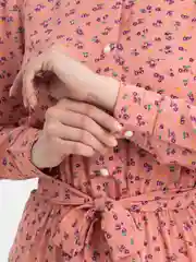 Пастельно-коралловый платье женское с длинным рукавом, принт цветочек, пояс на резинке