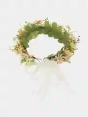 Белый венок на голову с цветами