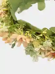 Белый венок на голову с цветами