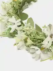 Белый венок на голову с цветами