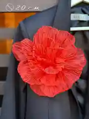 Красный брошь цветок из ткани