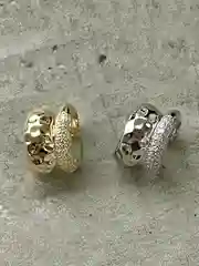 Женские серьги - каффы со стразами