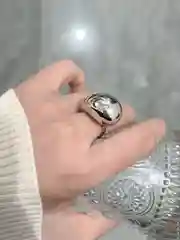 Серебряный женское объемное кольцо в форме капли