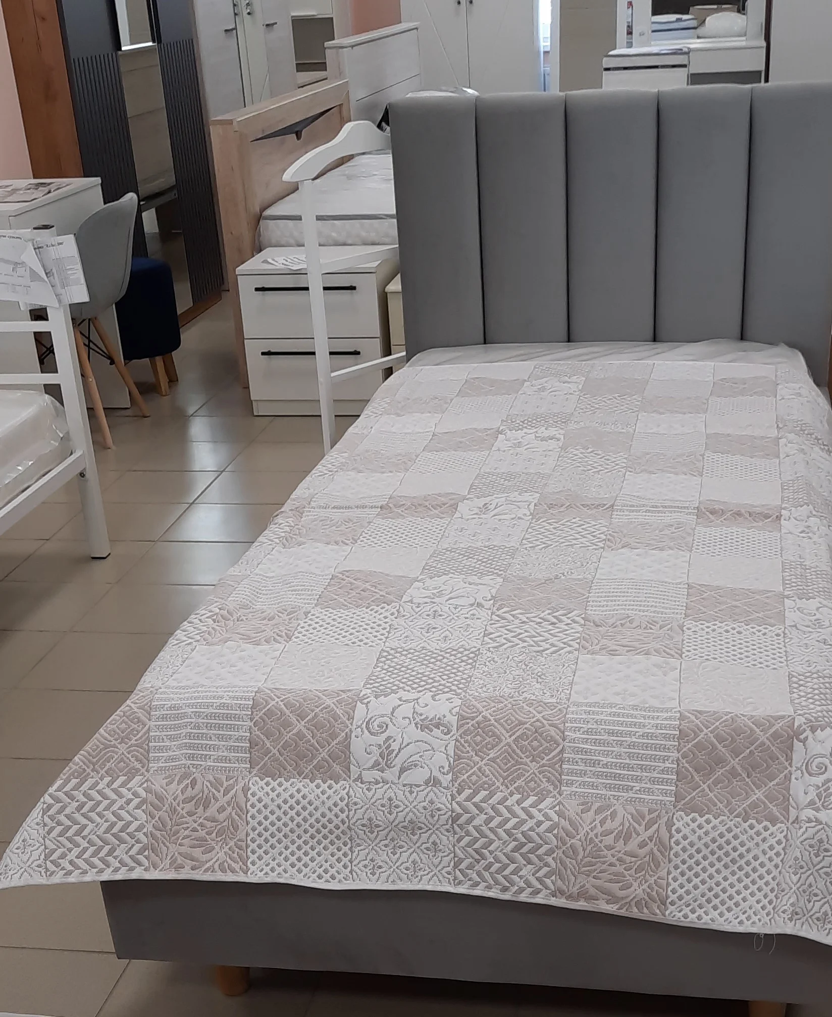 Покрывало на 1,5 спальную кровать (диван),Размер - 150/200.Ткань - жаккард