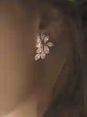 Женские серьги со стразами