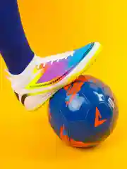 Белый бутсы футбольные