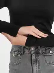 Черный топ с открытыми плечами