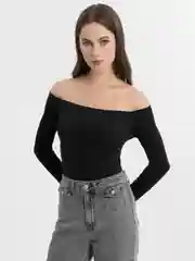 Черный топ с открытыми плечами