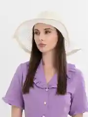 Кремовый шляпа на пляж