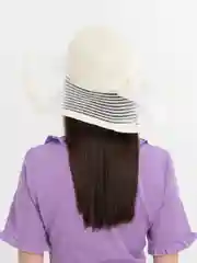 Кремовый шляпа на пляж
