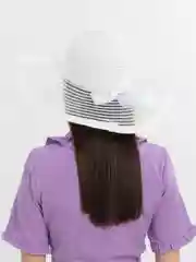 Бежевый шляпа на пляж