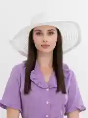 Белый шляпа на пляж