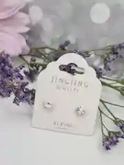 Белый серьги-гвоздики с крупным камнем Swarovski