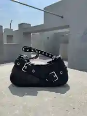 Сумка на удлиненном ремне с пряжками