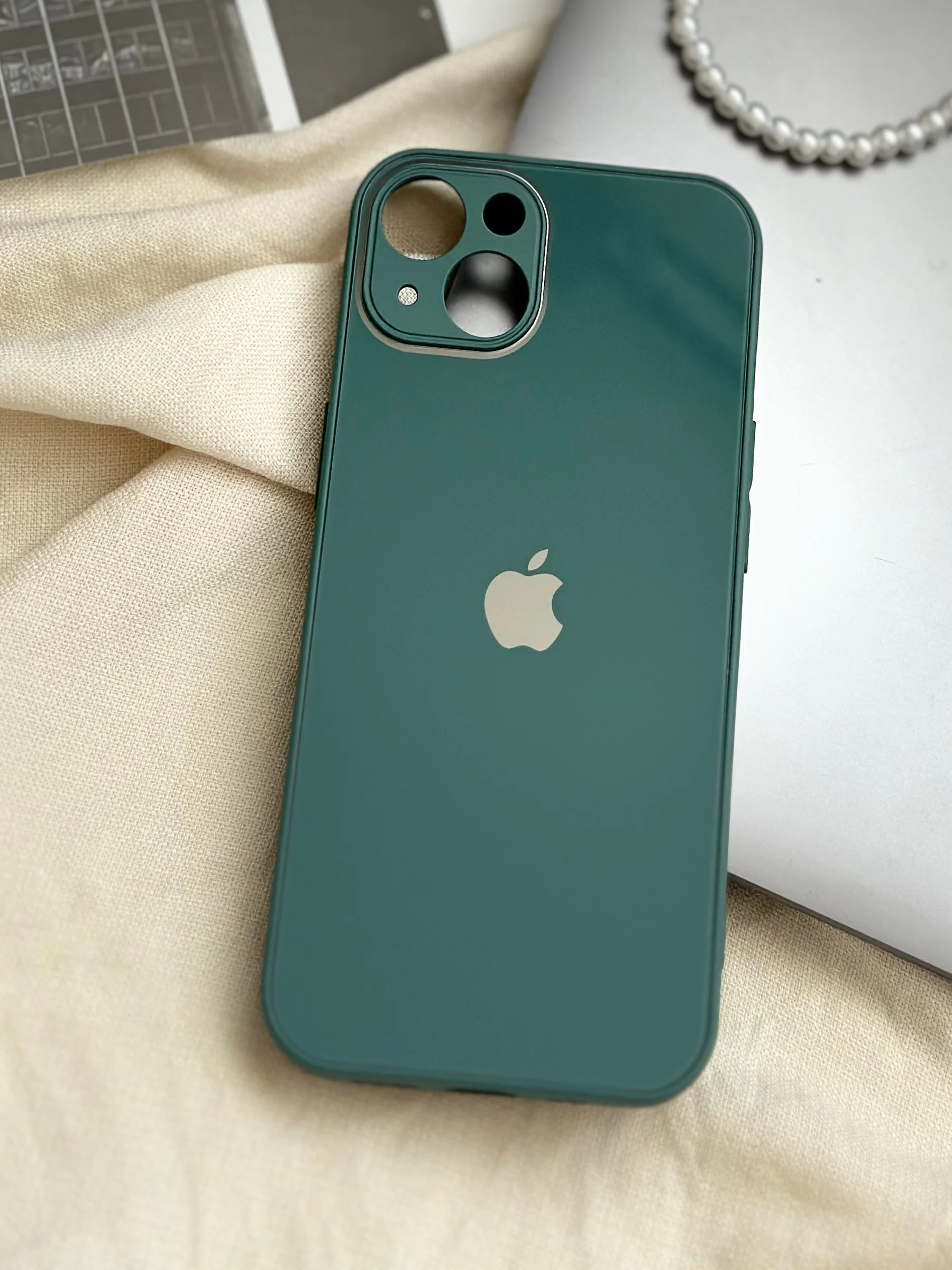 Белый чехол для iPhone 13, со стеклянной панелью и защитой камеры