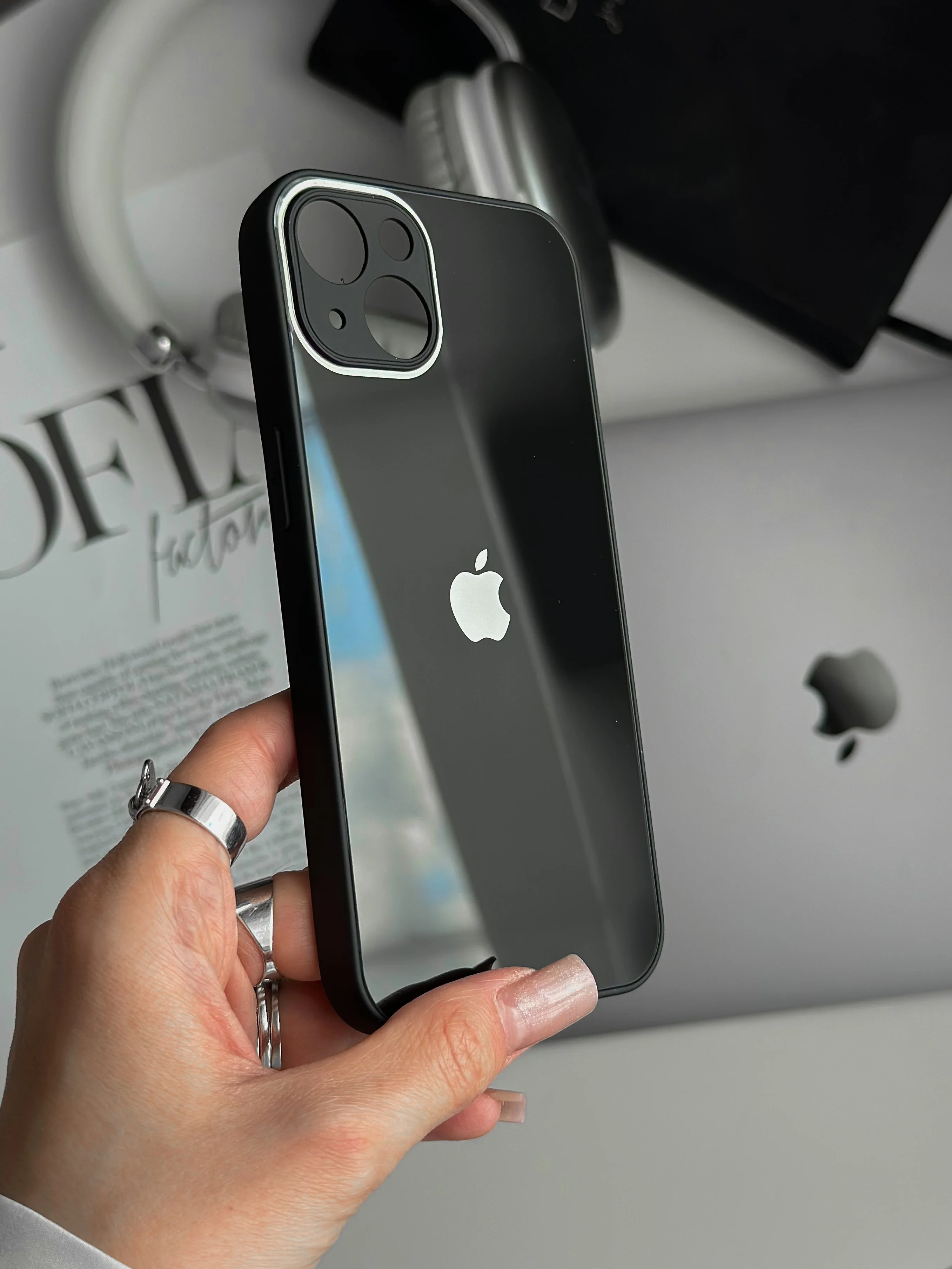 Черный чехол на iPhone 13, со стеклянной панелью и защитой камеры