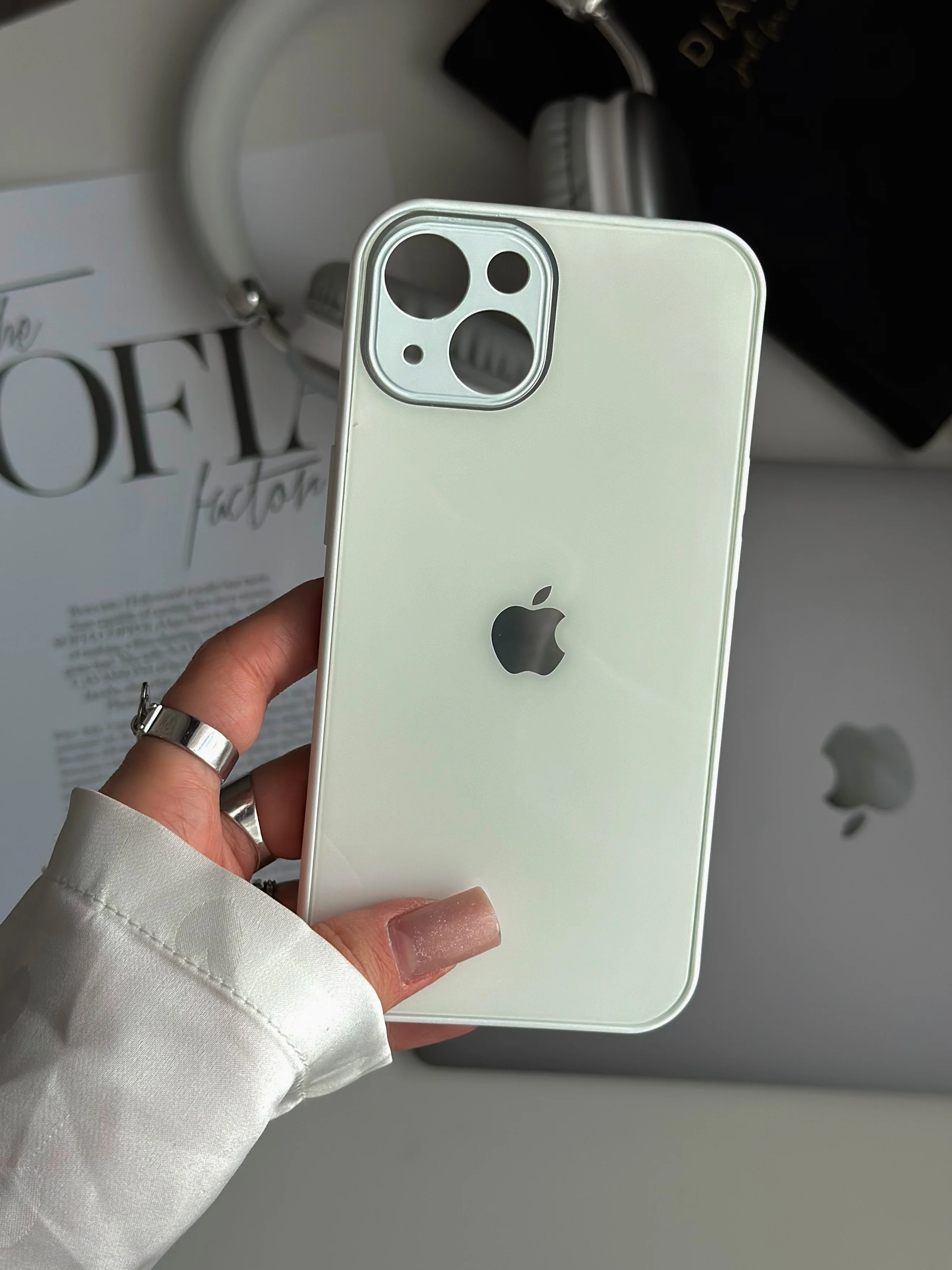 Белый чехол на iPhone 13, со стеклянной панелью и защитой камеры