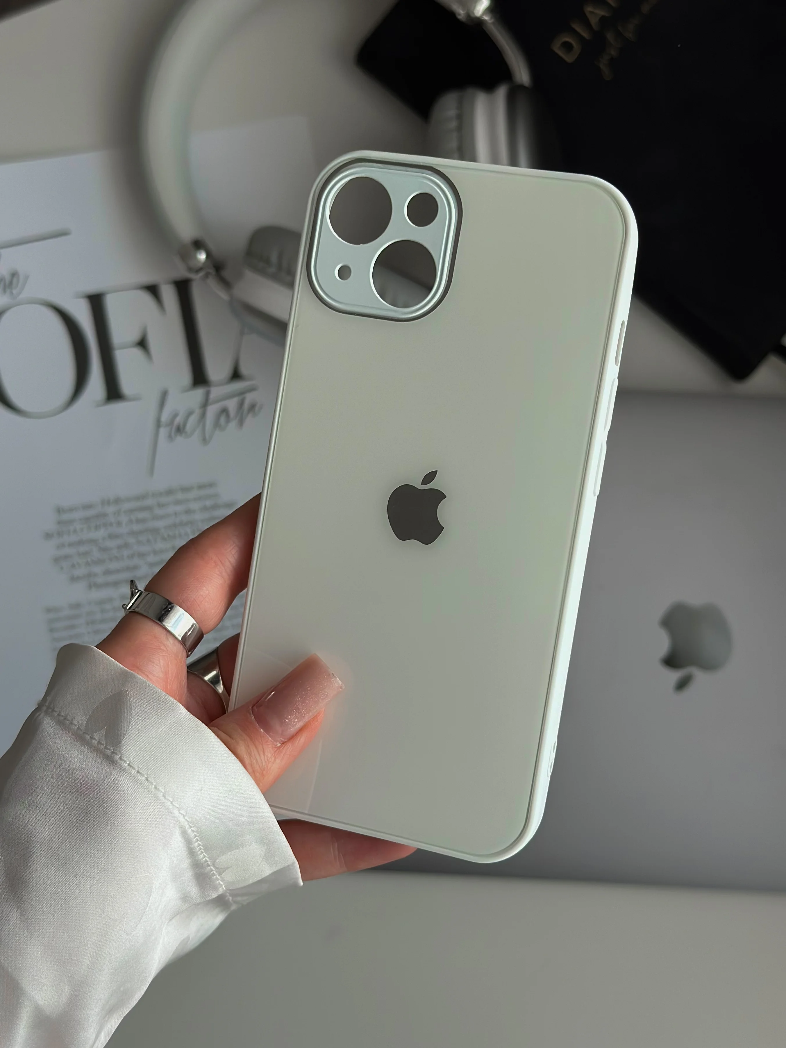 Белый чехол на iPhone 13, со стеклянной панелью и защитой камеры