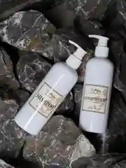 Белый полка для ванной и кухни металлическая/настенная/на липучках,без сверления/Дозаторы 2шт