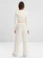 Белый спортивный костюм