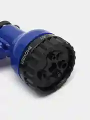 Синий шланг для полива, растягивающийся