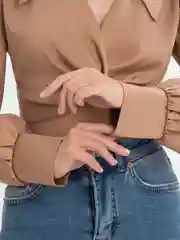 Карамельный топ с длинными рукавами / Топ блузка вечерняя / Кроп топ с длинным рукавом