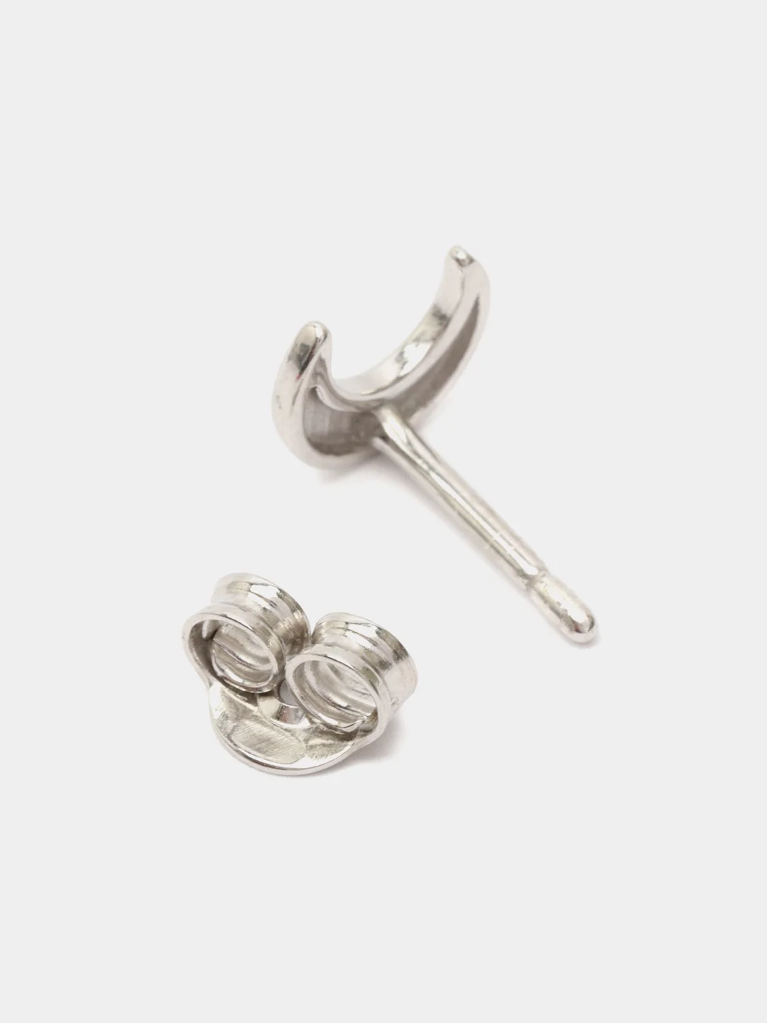 Белый моно-серьга из серебра , 1 штука