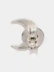 Белый моно-серьга из серебра , 1 штука