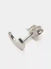 Белый моно-серьга из серебра , 1 штука