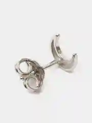 Белый моно-серьга из серебра , 1 штука