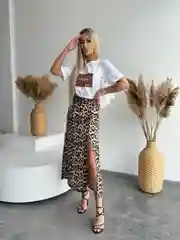 Белый костюм женский, футболка и юбка с разрезом