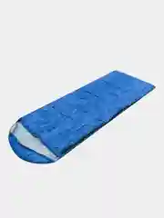 Синий спальный мешок туристический